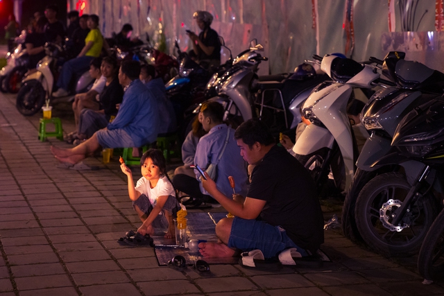 Hình ảnh gây choáng tại Hồ Gươm dù mới 21h ngày cuối năm- Ảnh 18.