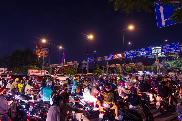 Hình ảnh gây choáng tại Hồ Gươm dù mới 21h ngày cuối năm- Ảnh 15.