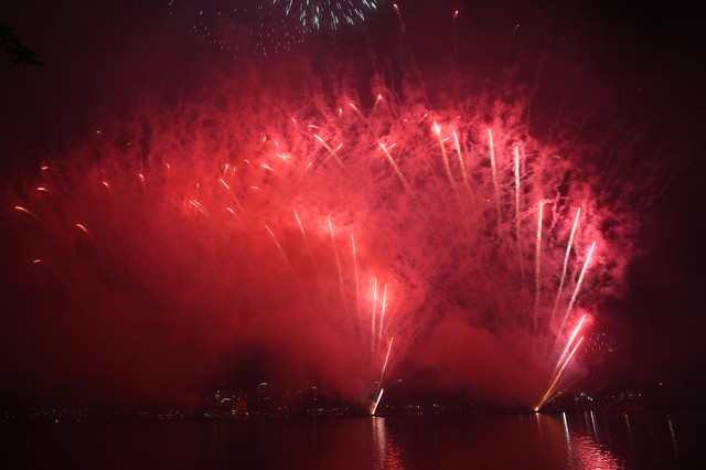 Pháo hoa rực sáng bầu trời, chào 2026!- Ảnh 2.