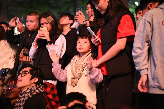 Pháo hoa rực sáng bầu trời, chào 2026!- Ảnh 4.