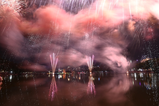 Pháo hoa rực sáng bầu trời, chào 2026!- Ảnh 5.