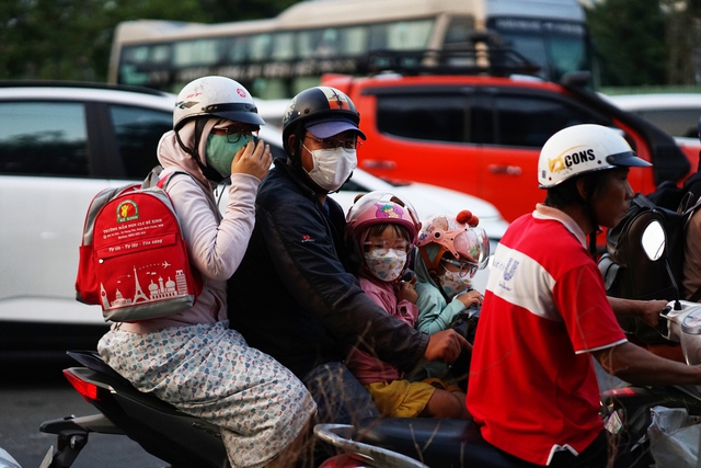 Bộ phim "VỀ QU&Ecirc;" ch&iacute;nh thức được c&ocirc;ng chiếu: To&agrave;n cảnh đường phố v&agrave;o ng&agrave;y cuối c&ugrave;ng của năm 2025- Ảnh 9.