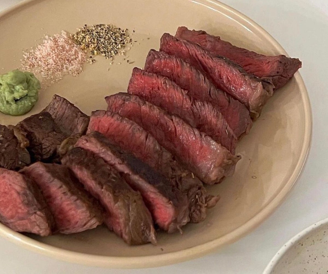 Kỳ lạ người phụ nữ ăn thịt bò mỗi ngày để… giảm mỡ máu, 3 tháng sau bác sĩ cũng phải bất ngờ khi tái khám- Ảnh 2. Kỳ lạ người phụ nữ ăn thịt bò mỗi ngày để… giảm mỡ máu, 3 tháng sau bác sĩ cũng phải bất ngờ khi tái khám- Ảnh 2.