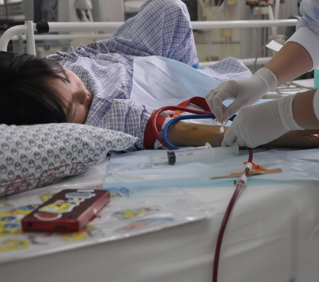 Bé gái 8 tuổi đã qua đời vì ung thư thận, người cha ôm con khóc nức nở: "Tất cả là tại tôi!"- Ảnh 2.