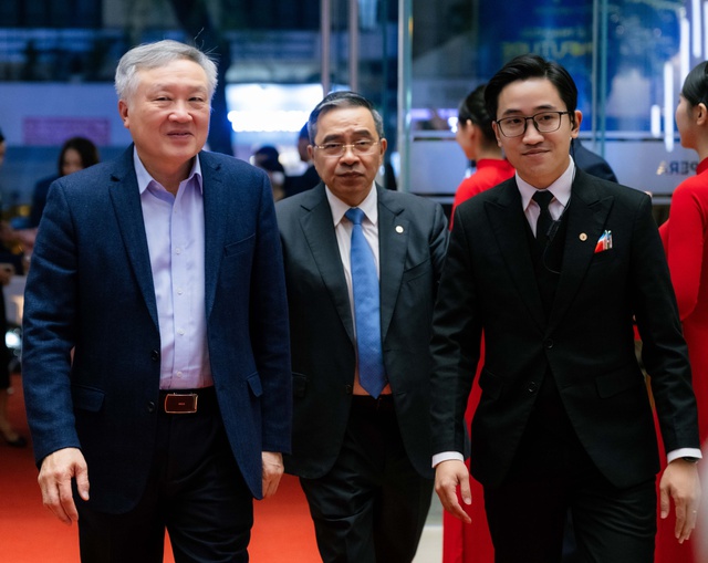 HOT: Gia đình tỷ phú Phạm Nhật Vượng vừa xuất hiện tại lễ trao giải VinFuture 2025, 1 chi tiết rất gây chú ý- Ảnh 2.