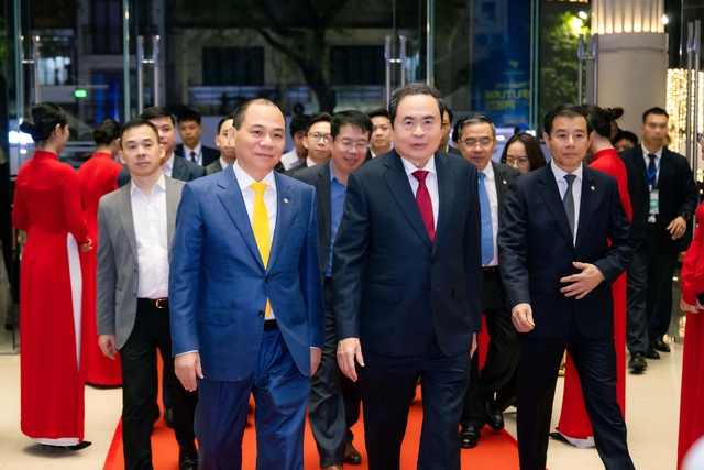 HOT: Gia đình tỷ phú Phạm Nhật Vượng vừa xuất hiện tại lễ trao giải VinFuture 2025, 1 chi tiết rất gây chú ý- Ảnh 1.