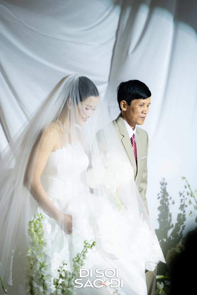 Đ&aacute;m cưới Hương Ly tại H&agrave; Nội: C&ocirc; d&acirc;u che bụng l&ugrave;m l&ugrave;m, chồng đại gia rưng rưng tr&ecirc;n lễ đường- Ảnh 1.