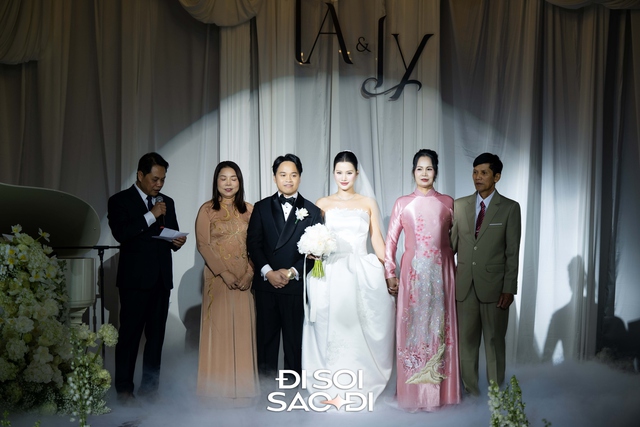 Đ&aacute;m cưới Hương Ly tại H&agrave; Nội: C&ocirc; d&acirc;u che bụng l&ugrave;m l&ugrave;m, chồng đại gia rưng rưng tr&ecirc;n lễ đường- Ảnh 2.