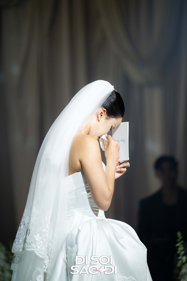 Đ&aacute;m cưới Hương Ly tại H&agrave; Nội: C&ocirc; d&acirc;u che bụng l&ugrave;m l&ugrave;m, chồng đại gia rưng rưng tr&ecirc;n lễ đường- Ảnh 6.