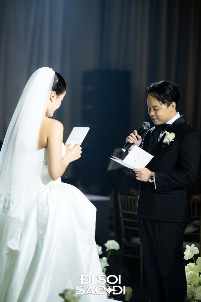 Đ&aacute;m cưới Hương Ly tại H&agrave; Nội: C&ocirc; d&acirc;u che bụng l&ugrave;m l&ugrave;m, chồng đại gia rưng rưng tr&ecirc;n lễ đường- Ảnh 7.