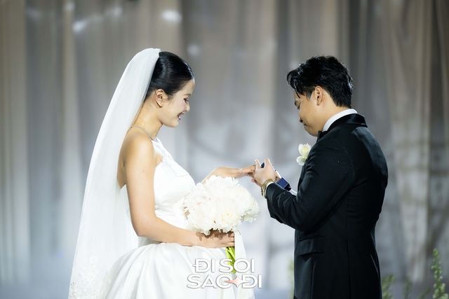 Đ&aacute;m cưới Hương Ly tại H&agrave; Nội: C&ocirc; d&acirc;u che bụng l&ugrave;m l&ugrave;m, chồng đại gia rưng rưng tr&ecirc;n lễ đường- Ảnh 8.