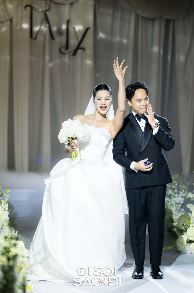 Đ&aacute;m cưới Hương Ly tại H&agrave; Nội: C&ocirc; d&acirc;u che bụng l&ugrave;m l&ugrave;m, chồng đại gia rưng rưng tr&ecirc;n lễ đường- Ảnh 9.