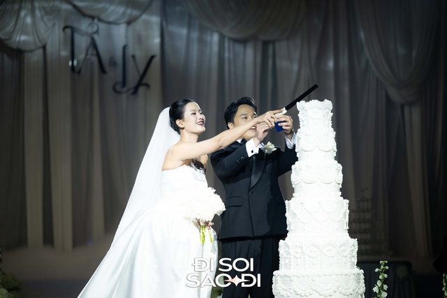 Đ&aacute;m cưới Hương Ly tại H&agrave; Nội: C&ocirc; d&acirc;u che bụng l&ugrave;m l&ugrave;m, chồng đại gia rưng rưng tr&ecirc;n lễ đường- Ảnh 5.