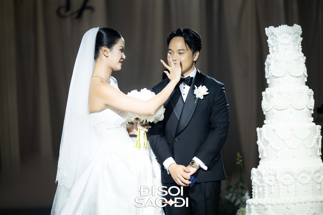 Đ&aacute;m cưới Hương Ly tại H&agrave; Nội: C&ocirc; d&acirc;u che bụng l&ugrave;m l&ugrave;m, chồng đại gia rưng rưng tr&ecirc;n lễ đường- Ảnh 3.