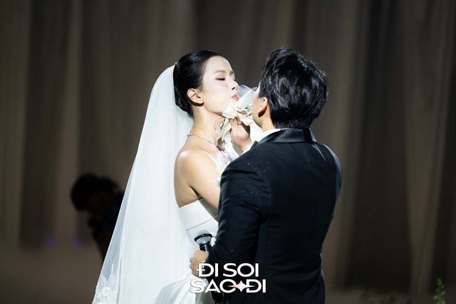 Đ&aacute;m cưới Hương Ly tại H&agrave; Nội: C&ocirc; d&acirc;u che bụng l&ugrave;m l&ugrave;m, chồng đại gia rưng rưng tr&ecirc;n lễ đường- Ảnh 4.