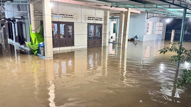 Quán game 30 dàn máy ngập trong nước lũ ở Lâm Đồng, chủ quán xót xa tiết lộ thiệt hại- Ảnh 1. Quán game 30 dàn máy ngập trong nước lũ ở Lâm Đồng, chủ quán xót xa tiết lộ thiệt hại- Ảnh 1.