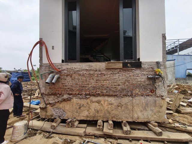 Hình ảnh ngôi nhà xây nhầm ở Hải Phòng được "thần đèn" di chuyển về đúng chỗ, chủ nhà dọn vào ở- Ảnh 2. Hình ảnh ngôi nhà xây nhầm ở Hải Phòng được "thần đèn" di chuyển về đúng chỗ, chủ nhà dọn vào ở- Ảnh 2.