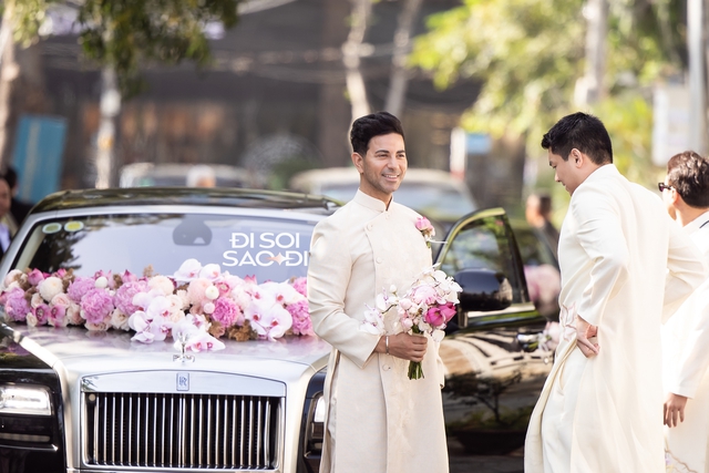 Hiếu Nguyễn sáng rực trong dàn bê tráp đám cưới Tiên Nguyễn, 1 hành động với anh rể nói lên tất cả- Ảnh 3. Hiếu Nguyễn sáng rực trong dàn bê tráp đám cưới Tiên Nguyễn, 1 hành động với anh rể nói lên tất cả- Ảnh 3.