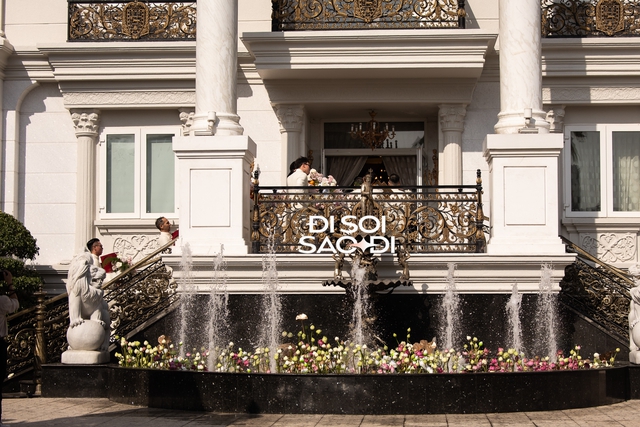 Hiếu Nguyễn sáng rực trong dàn bê tráp đám cưới Tiên Nguyễn, 1 hành động với anh rể nói lên tất cả- Ảnh 8. Hiếu Nguyễn sáng rực trong dàn bê tráp đám cưới Tiên Nguyễn, 1 hành động với anh rể nói lên tất cả- Ảnh 8.