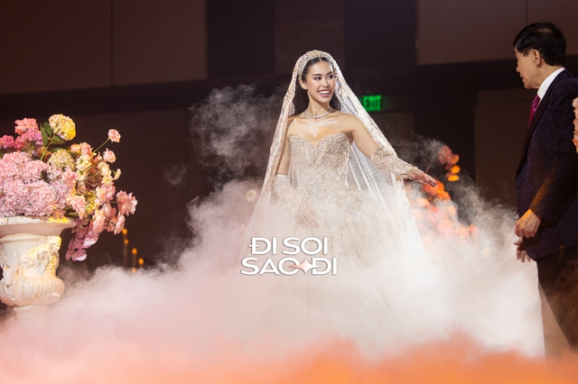 Trọn vẹn siêu lễ cưới của Tiên Nguyễn và chồng gốc Dubai: Dâu rể gấp đôi visual, gia đình tỷ phú đến dàn khách mời "quá vuýp"!- Ảnh 16. Trọn vẹn siêu lễ cưới của Tiên Nguyễn và chồng gốc Dubai: Dâu rể gấp đôi visual, gia đình tỷ phú đến dàn khách mời "quá vuýp"!- Ảnh 16.