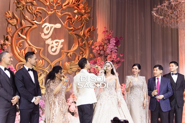 Trọn vẹn siêu lễ cưới của Tiên Nguyễn và chồng gốc Dubai: Dâu rể gấp đôi visual, gia đình tỷ phú đến dàn khách mời "quá vuýp"!- Ảnh 10. Trọn vẹn siêu lễ cưới của Tiên Nguyễn và chồng gốc Dubai: Dâu rể gấp đôi visual, gia đình tỷ phú đến dàn khách mời "quá vuýp"!- Ảnh 10.