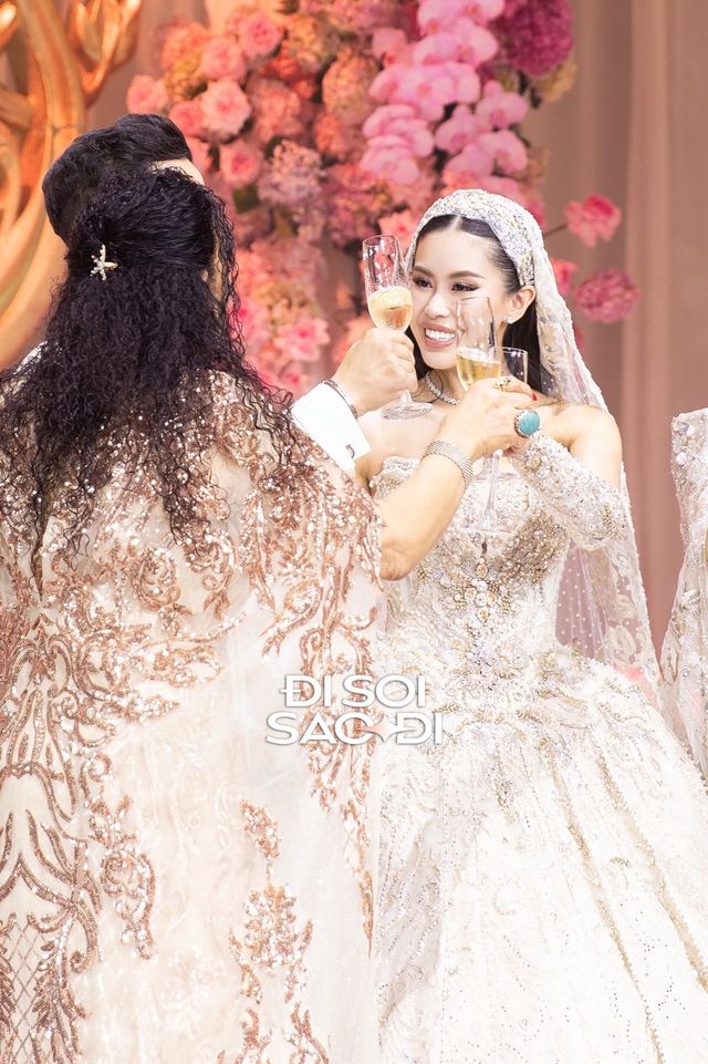 Trọn vẹn siêu lễ cưới của Tiên Nguyễn và chồng gốc Dubai: Dâu rể gấp đôi visual, gia đình tỷ phú đến dàn khách mời "quá vuýp"!- Ảnh 12. Trọn vẹn siêu lễ cưới của Tiên Nguyễn và chồng gốc Dubai: Dâu rể gấp đôi visual, gia đình tỷ phú đến dàn khách mời "quá vuýp"!- Ảnh 12.