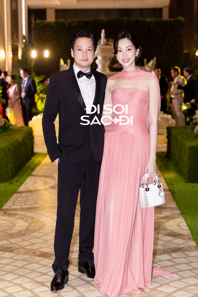 Đại tiệc sao trong đám cưới Tiên Nguyễn: Hà Tăng - Linh Rin đẹp ngây ngất, Tóc Tiên lẻ bóng đến dự- Ảnh 2. Đại tiệc sao trong đám cưới Tiên Nguyễn: Hà Tăng - Linh Rin đẹp ngây ngất, Tóc Tiên lẻ bóng đến dự- Ảnh 2.