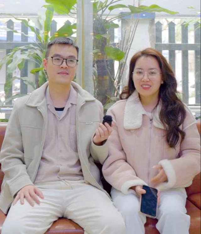 Khám phá 3 thay đổi sau khi mổ cận không phải ai cũng biết nhờ cặp đôi Thanh Hóa: Đồng vợ đồng chồng - cùng tháo “gông” kính cận- Ảnh 2. Khám phá 3 thay đổi sau khi mổ cận không phải ai cũng biết nhờ cặp đôi Thanh Hóa: Đồng vợ đồng chồng - cùng tháo “gông” kính cận- Ảnh 2.