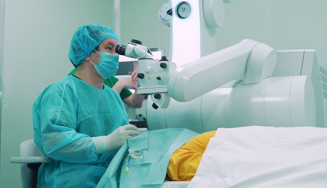 Khám phá 3 thay đổi sau khi mổ cận không phải ai cũng biết nhờ cặp đôi Thanh Hóa: Đồng vợ đồng chồng - cùng tháo “gông” kính cận- Ảnh 3. Khám phá 3 thay đổi sau khi mổ cận không phải ai cũng biết nhờ cặp đôi Thanh Hóa: Đồng vợ đồng chồng - cùng tháo “gông” kính cận- Ảnh 3.