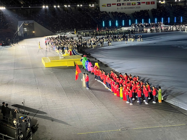 Khai mạc SEA Games 33: Lễ hội &aacute;nh s&aacute;ng v&agrave; sắc m&agrave;u, m&agrave;n biểu diễn m&ocirc; t&ocirc; nước b&ugrave;ng nổ- Ảnh 1.