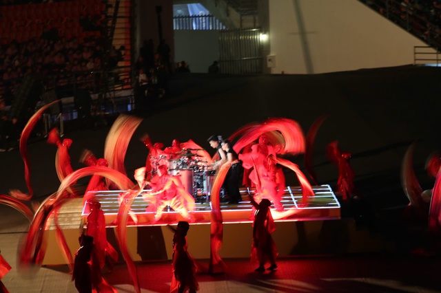 Khai mạc SEA Games 33: Lễ hội &aacute;nh s&aacute;ng v&agrave; sắc m&agrave;u, m&agrave;n biểu diễn m&ocirc; t&ocirc; nước b&ugrave;ng nổ- Ảnh 11.