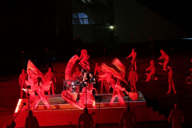 Khai mạc SEA Games 33: Lễ hội &aacute;nh s&aacute;ng v&agrave; sắc m&agrave;u, m&agrave;n biểu diễn m&ocirc; t&ocirc; nước b&ugrave;ng nổ- Ảnh 10.