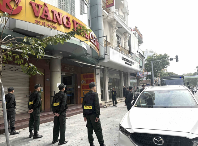 Lật tẩy màn trốn thuế tinh vi của tiệm vàng Kim Chung: Lập chục tài khoản cá nhân, có tài khoản "chạy" 163 tỷ trong 2 tháng- Ảnh 2. Lật tẩy màn trốn thuế tinh vi của tiệm vàng Kim Chung: Lập chục tài khoản cá nhân, có tài khoản "chạy" 163 tỷ trong 2 tháng- Ảnh 2.