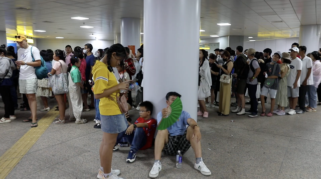 Cảnh tượng "ngộp thở" ở metro số 1 những ngày Tết: Chen chân 2 tiếng chưa lên được tàu- Ảnh 18.