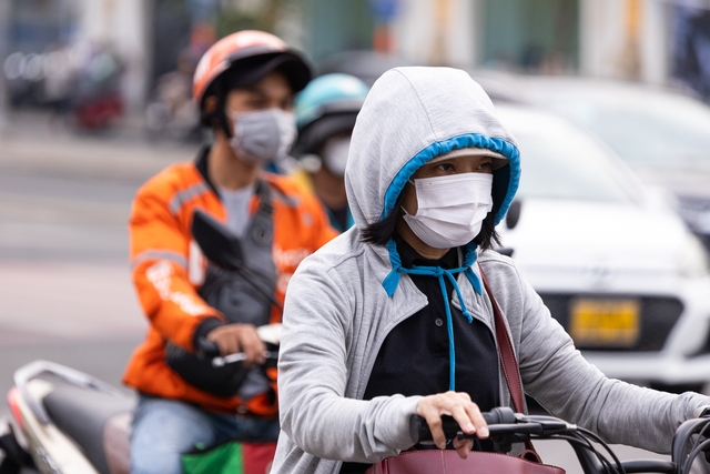 TP.HCM những ngày qua: Cả công ty nghỉ làm đi tiêm cúm, người dân đeo khẩu trang mọi nơi- Ảnh 16.