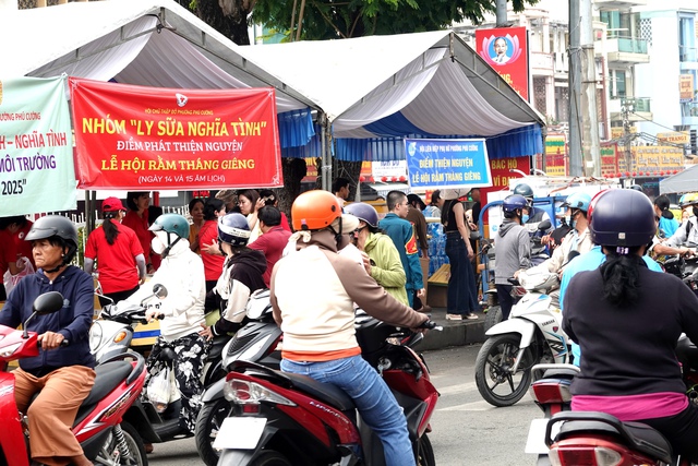 Nhiều du khách bất ngờ tại lễ hội mà "cái gì cũng miễn phí" ở Bình Dương, 1 chủ quán lên tiếng: "Người dân không cần mang tiền nhiều đâu"- Ảnh 3.