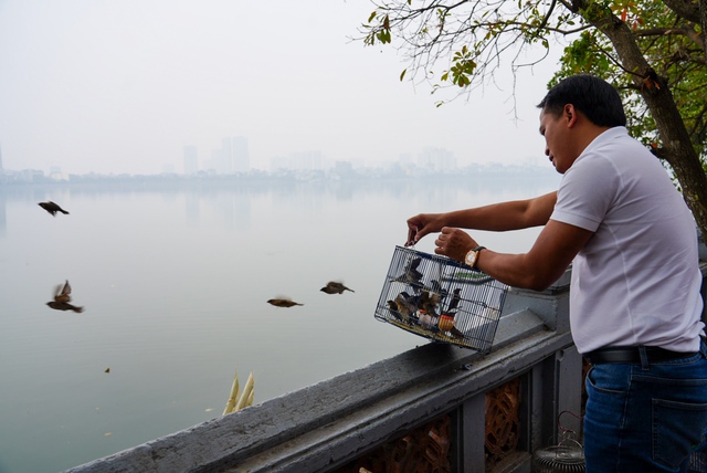 Người dân Hà Nội chen chân đến Phủ Tây Hồ ngày Rằm tháng Giêng dâng lễ, phóng sinh cầu bình an- Ảnh 8.