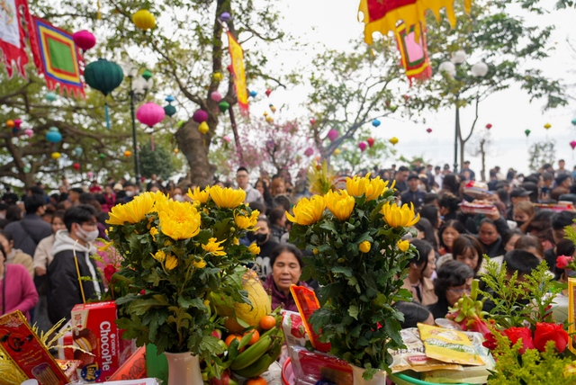 Người dân Hà Nội chen chân đến Phủ Tây Hồ ngày Rằm tháng Giêng dâng lễ, phóng sinh cầu bình an- Ảnh 2.