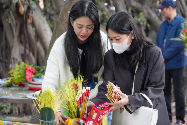 Người dân Hà Nội chen chân đến Phủ Tây Hồ ngày Rằm tháng Giêng dâng lễ, phóng sinh cầu bình an- Ảnh 12.