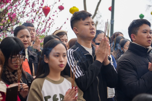 Người dân Hà Nội chen chân đến Phủ Tây Hồ ngày Rằm tháng Giêng dâng lễ, phóng sinh cầu bình an- Ảnh 6.