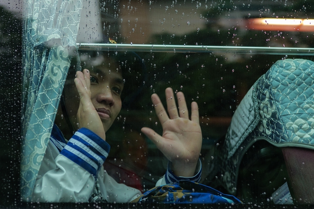 X&uacute;c động gi&acirc;y ph&uacute;t bịn rịn chia tay t&acirc;n binh l&ecirc;n đường nhập ngũ: Những giọt nước mắt, những c&aacute;i &ocirc;m ấm &aacute;p thay lời tạm biệt!- Ảnh 13.