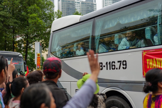 X&uacute;c động gi&acirc;y ph&uacute;t bịn rịn chia tay t&acirc;n binh l&ecirc;n đường nhập ngũ: Những giọt nước mắt, những c&aacute;i &ocirc;m ấm &aacute;p thay lời tạm biệt!- Ảnh 17.
