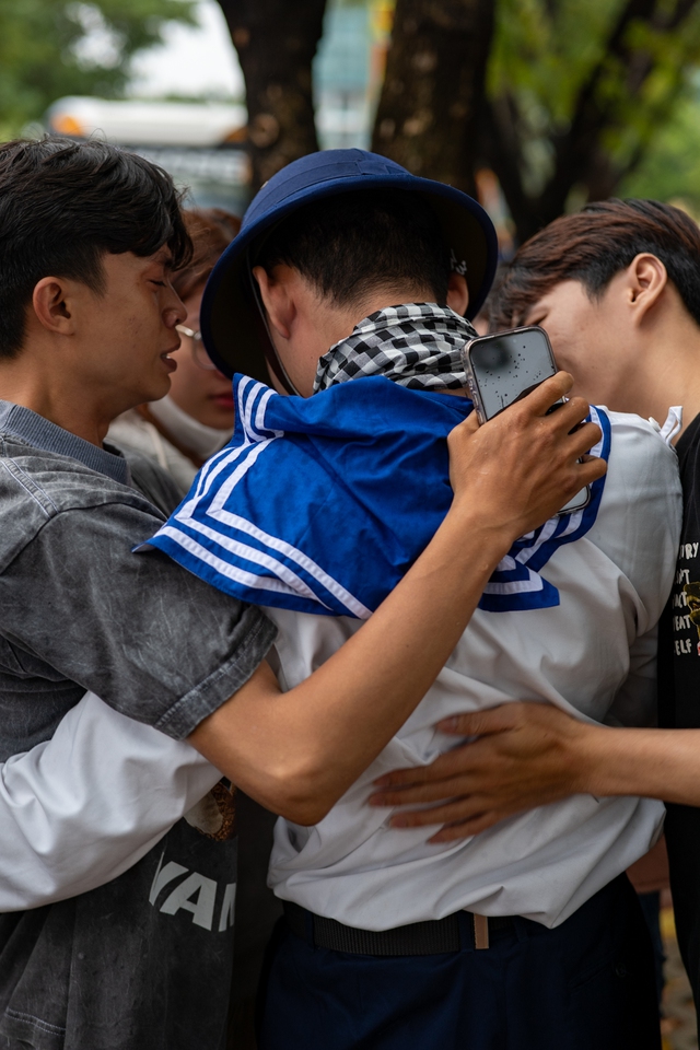 X&uacute;c động gi&acirc;y ph&uacute;t bịn rịn chia tay t&acirc;n binh l&ecirc;n đường nhập ngũ: Những giọt nước mắt, những c&aacute;i &ocirc;m ấm &aacute;p thay lời tạm biệt!- Ảnh 12.