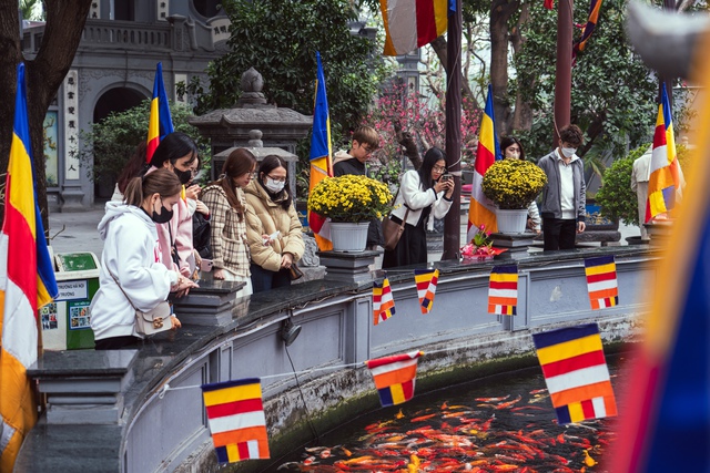 Giới trẻ Hà Nội đổ đến chùa Hà ngày Valentine cầu tình duyên- Ảnh 1.