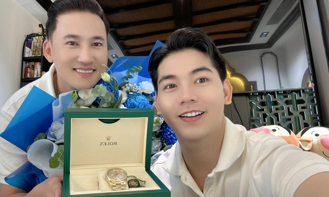 Sao nam Vbiz flex quà khủng từ chồng: Đồng hồ Rolex đính full kim cương mẫu mới nhất, kèm 1 món đồ gây bàn tán- Ảnh 1.