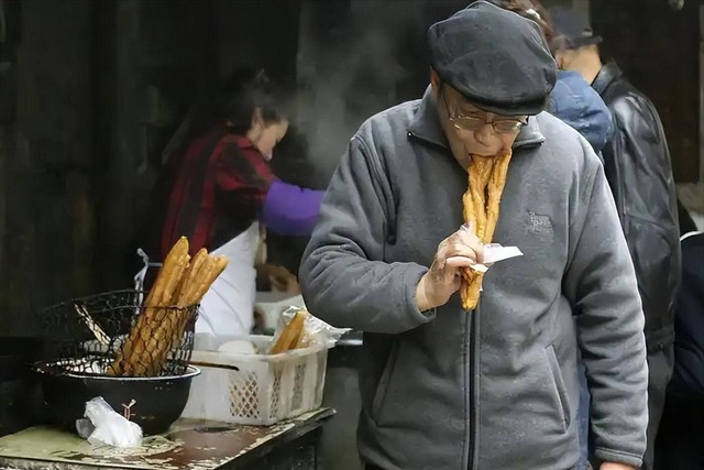 Dù đói đến đâu cũng đừng ăn 3 bữa sáng này, hại tuyến giáp nhanh hơn bạn tưởng- Ảnh 2.