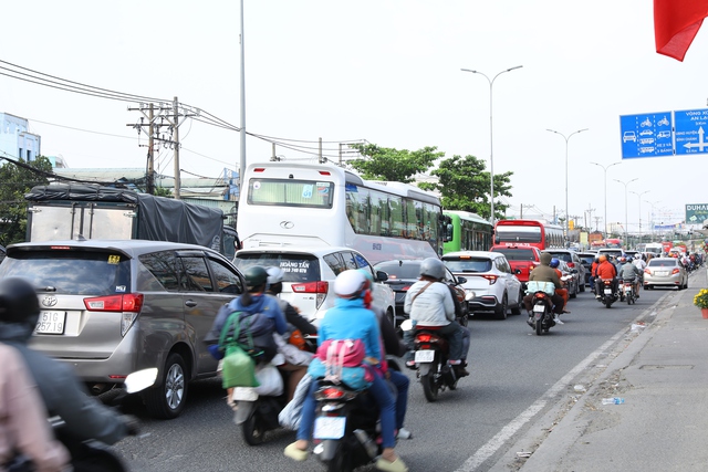 Ngày cuối cùng kỳ nghỉ Tết: Người dân lỉnh kỉnh túi lớn túi nhỏ quay lại Hà Nội và TP.HCM, nhiều tuyến đường ùn tắc- Ảnh 11. Ngày cuối cùng kỳ nghỉ Tết: Người dân lỉnh kỉnh túi lớn túi nhỏ quay lại Hà Nội và TP.HCM, nhiều tuyến đường ùn tắc- Ảnh 11.