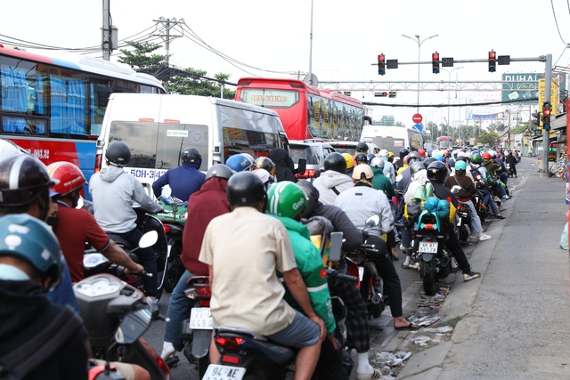 Ngày cuối cùng kỳ nghỉ Tết: Người dân lỉnh kỉnh túi lớn túi nhỏ quay lại Hà Nội và TP.HCM, nhiều tuyến đường ùn tắc- Ảnh 9. Ngày cuối cùng kỳ nghỉ Tết: Người dân lỉnh kỉnh túi lớn túi nhỏ quay lại Hà Nội và TP.HCM, nhiều tuyến đường ùn tắc- Ảnh 9.