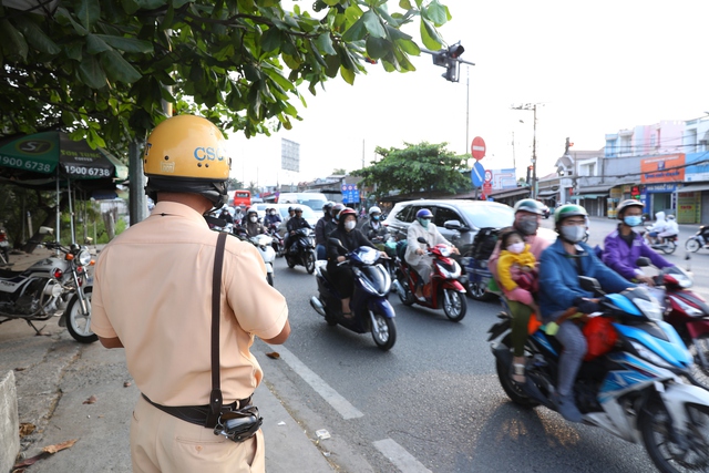 Ngày cuối cùng kỳ nghỉ Tết: Người dân lỉnh kỉnh túi lớn túi nhỏ quay lại Hà Nội và TP.HCM, nhiều tuyến đường ùn tắc- Ảnh 12. Ngày cuối cùng kỳ nghỉ Tết: Người dân lỉnh kỉnh túi lớn túi nhỏ quay lại Hà Nội và TP.HCM, nhiều tuyến đường ùn tắc- Ảnh 12.