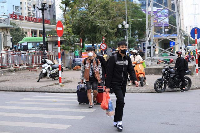 Ngày cuối cùng kỳ nghỉ Tết: Người dân lỉnh kỉnh túi lớn túi nhỏ quay lại Hà Nội và TP.HCM, nhiều tuyến đường ùn tắc- Ảnh 8. Ngày cuối cùng kỳ nghỉ Tết: Người dân lỉnh kỉnh túi lớn túi nhỏ quay lại Hà Nội và TP.HCM, nhiều tuyến đường ùn tắc- Ảnh 8.